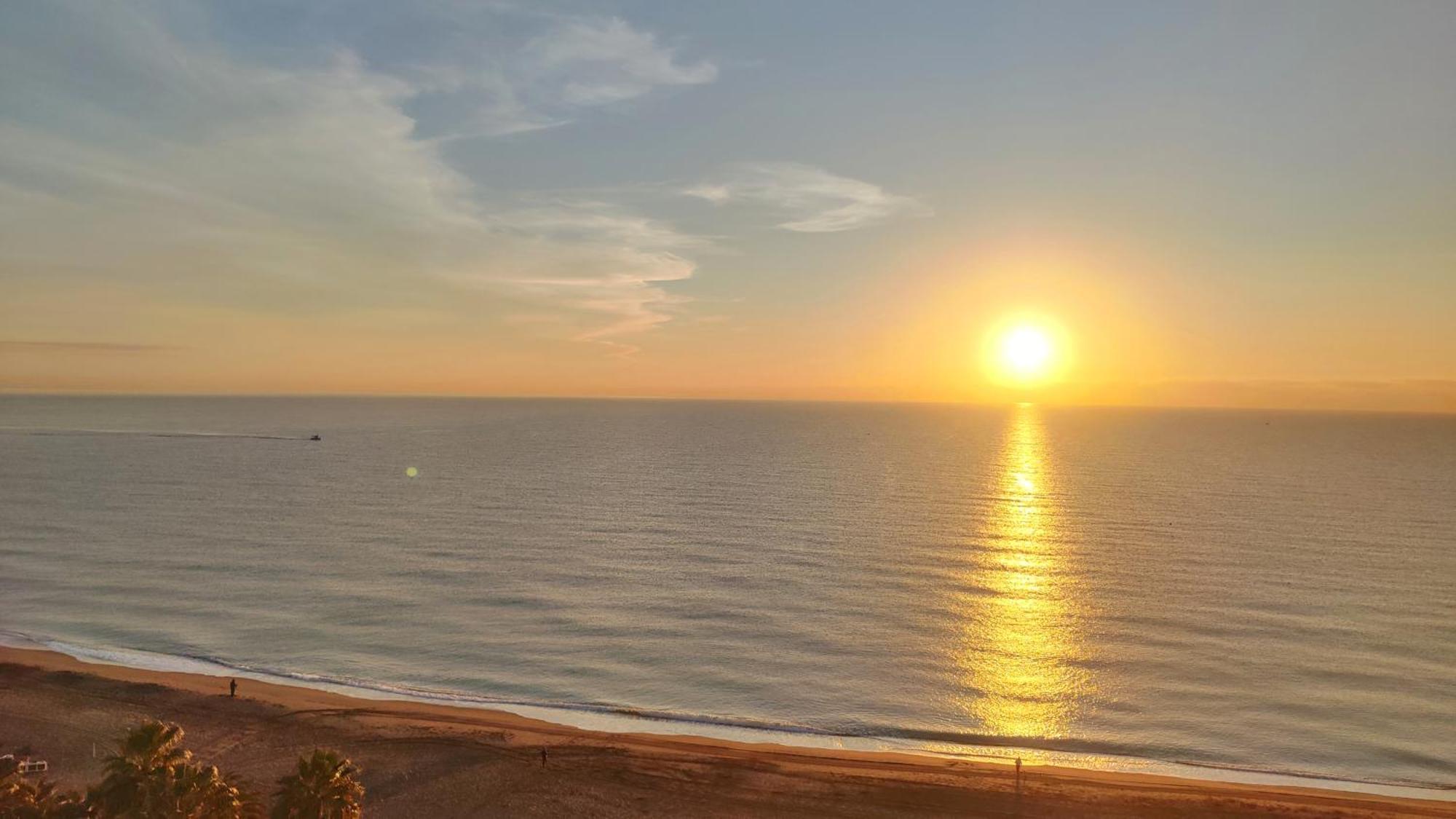 Beachfront -- New Luxury Apartment -- 1ª Linea Playa -- Fuengirola City Center -- Private Parking -- Panoramic Sea Views -- Εξωτερικό φωτογραφία